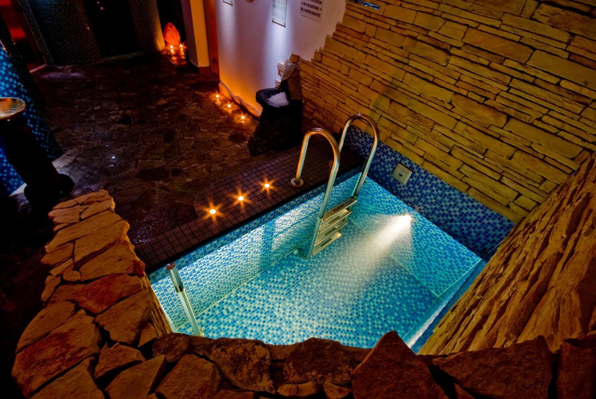 Hotel Horal Rožnov pod Radhoštěm Esterno foto